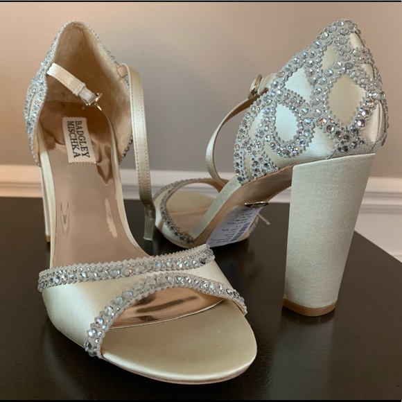 NWT Badgley Mischka Ivory Satin Kelly Heels - Picture 2 of 7